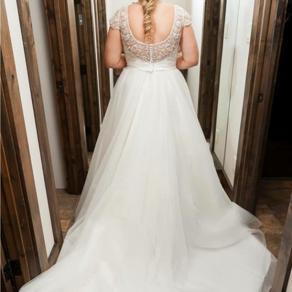 Allure Bridals wedding dress and veil. Size 10 or 12.